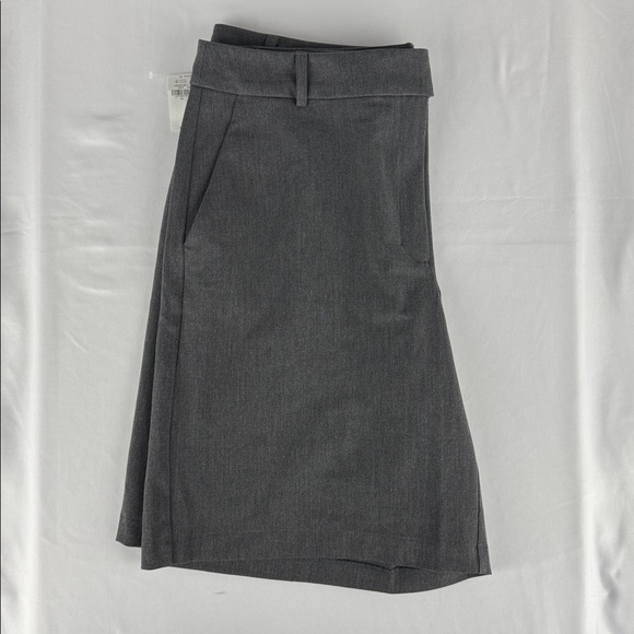 NWT! Old Navy Women's Charcoal Gray Mid-Rise Trouser Short - Picture 3 of 10